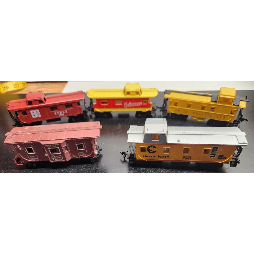 Vintage HO Scale Caboose Lot of 5 Santa Fe NYC Chessie Union Pacific Chattanooga